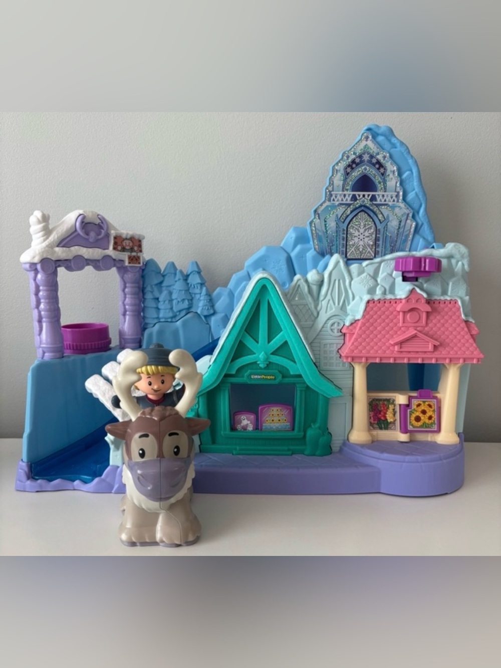 FISHER-PRICE - LITTLE PEOPLE - FROZEN’S KRISTOFF AND SVEN WITH COTTAGE